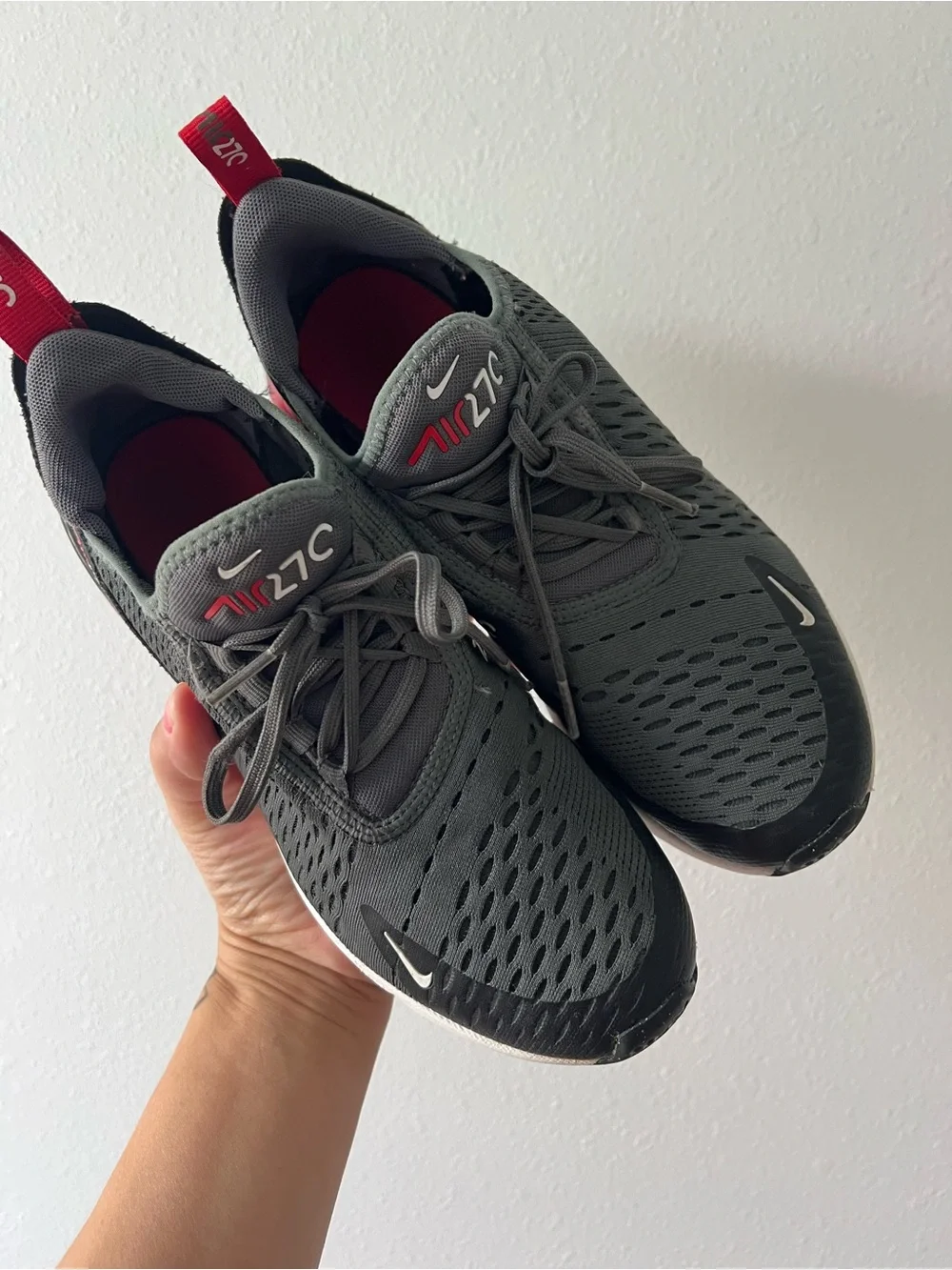 NIKE | Air Max 270 Anthracite and Team Red Sneakers | 5.5
